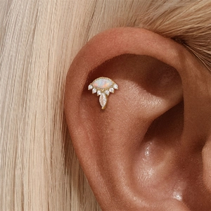 Gros plan d'une boucle d'oreille koi en argent S925 avec opale et zircons scintillants