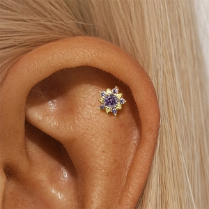 Détail d'un clou d'oreille tournesol en argent S925 avec cristal violet et or