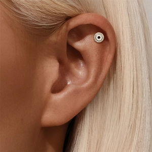 Vue détaillée d'une boucle d'oreille koi ronde en or avec émail et oxydes de zirconium