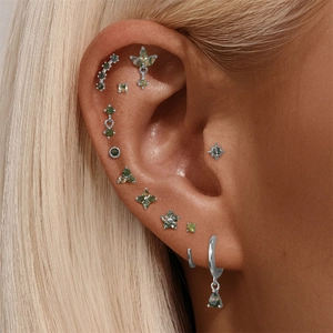 Detailansicht des S925 Silber-Ohrpiercing-Sets mit Moosachat am Ohr des Modells