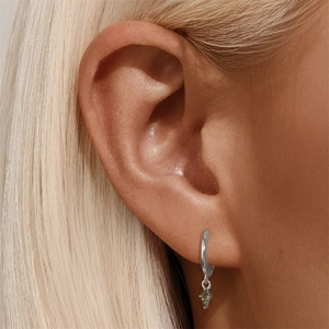 Gros plan de boucles d'oreilles en argent S925 avec agate verte cerf-volant