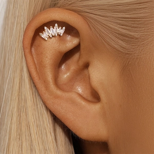 Gros plan d'un clou de cartilage en argent s925 doré avec zircons marquise et ronds