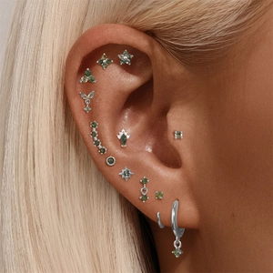 Nahaufnahme von S925 Silber Ohrpiercing-Set mit grünem Moosachat am Ohr eines Models