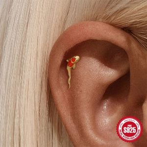 Clou d'oreille cartilage carpe koi en argent S925 doré avec détail cœur rouge