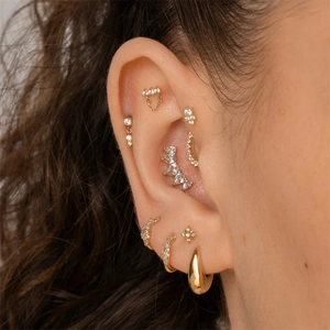 Vue détaillée des boucles d'oreilles s925 argent en nid d'abeille serties de cristaux