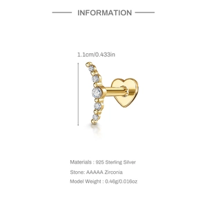 Vue détaillée d'une boucle d'oreille en argent S925 avec cinq zircons dégradés