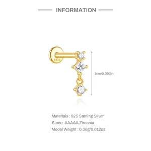 Makroaufnahme von goldener s925 Silber Piercing-Ohrstecker mit Zirkonia-Blume und Maß