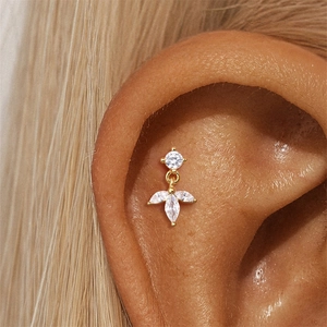 Detail eines s925 Silber Gold Kleeblatt Ohrsteckers mit Marquise-Zirkonia Anhänger