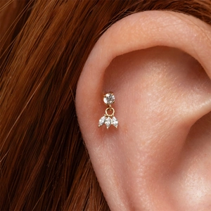 Détail du clou d'oreille en argent S925 doré avec pampille et zircon sur le cartilage