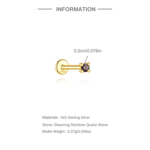 Macrodetail van S925 zilveren labret-piercing met een 2mm regenboogkwartssteen
