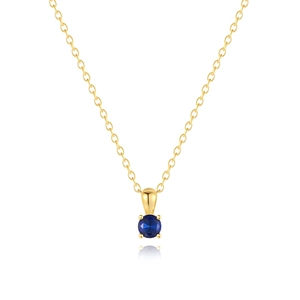 Macro detail van een 14K vergulde S925 zilveren ketting met blauwe ronde edelsteen hanger