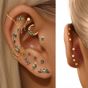 Detailansicht der Ohrring-Sets mit Moosachat und Gold in Tropfen- und Mondform