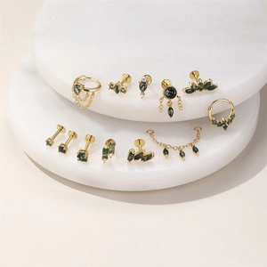 Nahaufnahme von S925 Silber vergoldetes Piercing-Set mit grünen Moosachat-Steinen