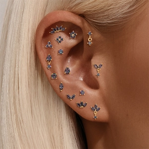 Detailopname van s925 zilveren piercingset met kleurrijke stenen op het oor