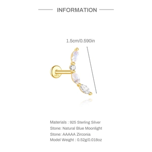 Makroansicht vergoldeter S925 Silberohrring mit blauem Mondstein und Zirkonia