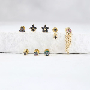 Macro-opname van S925 sterling zilveren gouden oorbellen met iriserende regenboogstenen