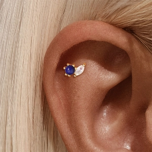 Nahaufnahme der S925 Silber Ohrringe mit blauem Achat und Mondstein auf Goldbasis