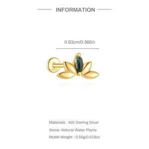 Detailansicht eines S925 Silber Gold-Lotus Ohrsteckers mit Natur-Moosachat-Stein