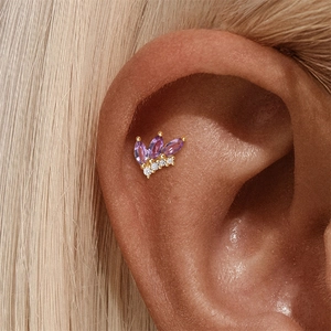 Detailansicht S925 Silberohrring mit lila Marquise-Zirkon und goldenem Kronendesign