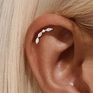 Nahaufnahme von gebogenem S925 Silber Ohrstecker mit Aquamarin und Opal Einlagen