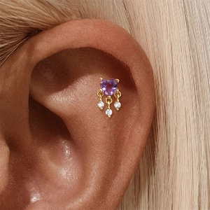 Detailansicht eines S925 Silberohrrings in Gold mit violettem Herzstein und Zirkonia