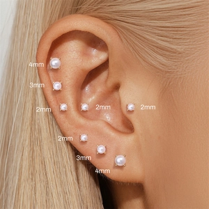 Détail de boucles d'oreilles perles de 2mm, 3mm et 4mm portées en parure sur l'oreille
