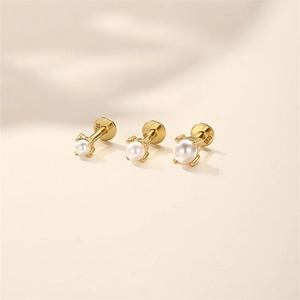 Gros plan de boucles d'oreilles en perles argent S925 avec fermoirs plats vissés