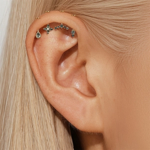 Detail von S925 Silber Gold Helix Piercings mit Moosachat und Zirkonia Steinen am Ohr