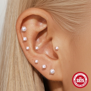Clous d'oreilles classiques en argent sterling S925 et perles de tailles variées sur l'oreille