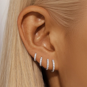 Nahaufnahme von S925 Sterling Silber Creolen mit Pavé-Kristallen am Ohr getragen