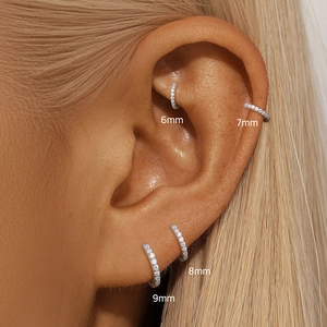 Nahaufnahme der S925 Silber Moissanit-Ohrringe in den Größen 6mm, 7mm, 8mm und 9mm