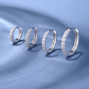 Makroaufnahme von S925 Sterling Silber Creolen mit Pavé-gefassten Moissanit-Steinen