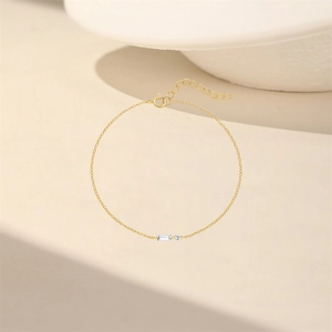 Dettaglio macro del bracciale in argento S925 dorato con pietre di zircone quadrate e tonde