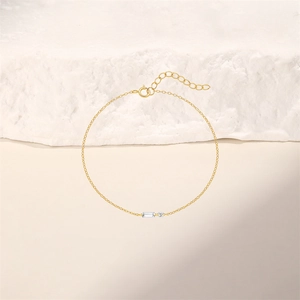 Dettaglio del bracciale in argento S925 con zircone quadrato e chiusura a molla regolabile