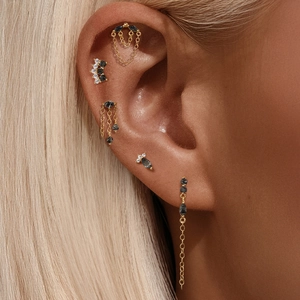 Détail des clous d'oreilles en argent S925 avec quartz rutilé noir et finition dorée