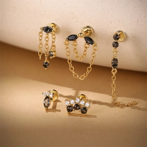 Détail de boucles d'oreilles en argent S925 avec pierres marquise et placage d'or élégant