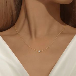 Nahaufnahme einer minimalistischen S925 Silber Goldhalskette mit Opalstein auf einem Model