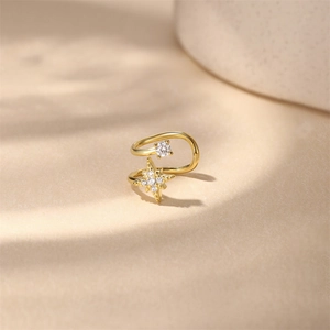 Dettaglio dell'anello a onde placcato in oro con opale marquise ed elemento a stella lucente