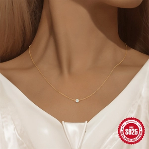 Minimalistische S925 Sterlingsilber Halskette mit rundem weißem Opal Anhänger auf Goldkette