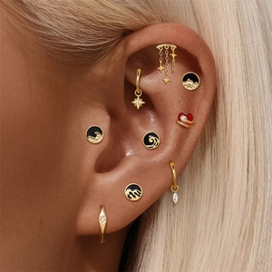 Vue détaillée des boucles d'oreilles cœur en argent S925 doré avec émail et étoiles