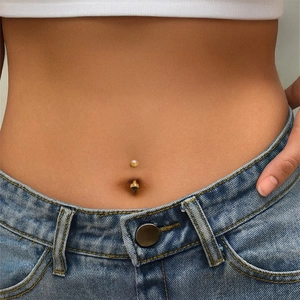 Vergulde S925 zilveren navelpiercing met opaal en zirkonia gedragen door model