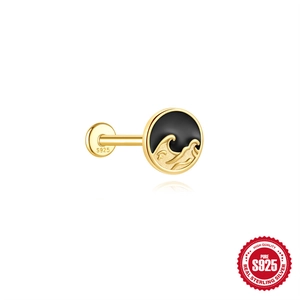 Clou d'oreille en argent S925 doré avec émail noir et motif de vagues en relief