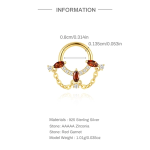 Dettaglio macro del clicker in argento 925 dorato con granati rossi e zirconi bianchi