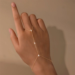 Vue détaillée d'un bracelet bague doré avec des zircons marquise sur une chaîne fine