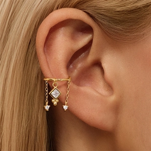 Macro di orecchino ear cuff dorato con catena a nappa e pietra di zircone quadrata