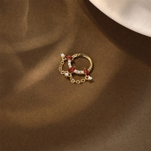 Macro di orecchino a cerchio dorato con pietre marquise rosse e dettagli in catena