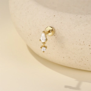 Makroaufnahme von S925 Sterlingsilber Ohrstecker mit Zirkonia und Goldbeschichtung