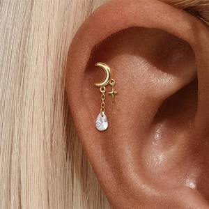 Nahaufnahme von goldenem Mond und Stern Ohrenstecker mit hängendem Kristallwassertropfen