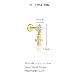 Makroaufnahme des S925-Silberstempels und Details des Zirkonia-Kreuzohrrings