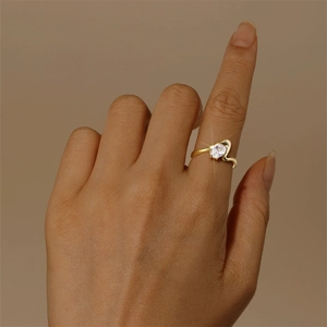 Nahaufnahme des goldenen Schmetterlingsrings mit ovalem Zirkon und Wellendesign